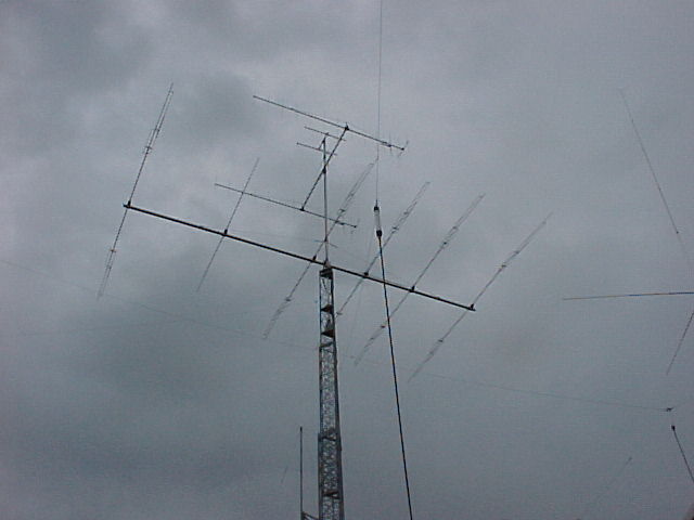 US�^���[�� 27���N�����N�A�b�v�^���[�ɂj�k�l�̃g���C�o���_�[�B2m��440���K�̃r�[���B80/40m��DP�B6m��DP�BCB��GP���B